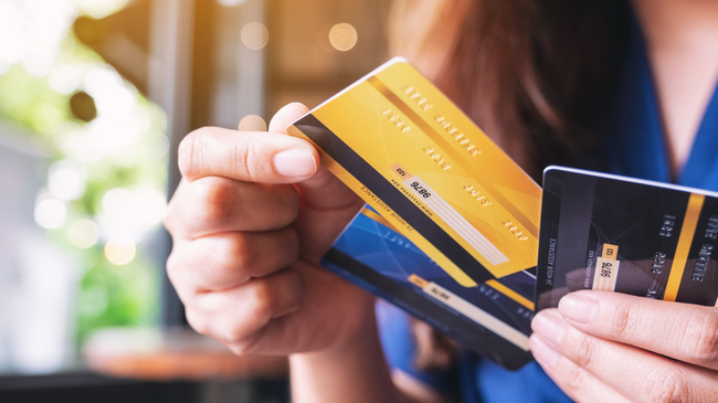 AXI: Care este diferența dintre un card de credit și un card de debit
